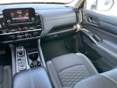 2022 Nissan Pathfinder SV w/3rd Row, 4WD, Dual Temp, 18" Alloys, Heated Seat
