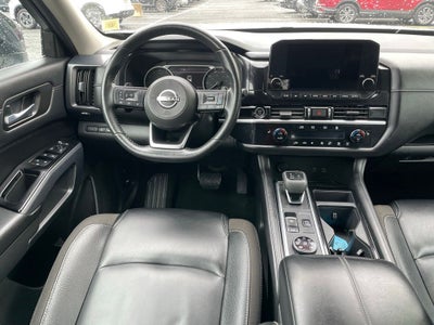 2023 Nissan Pathfinder SL w/Cross Bars