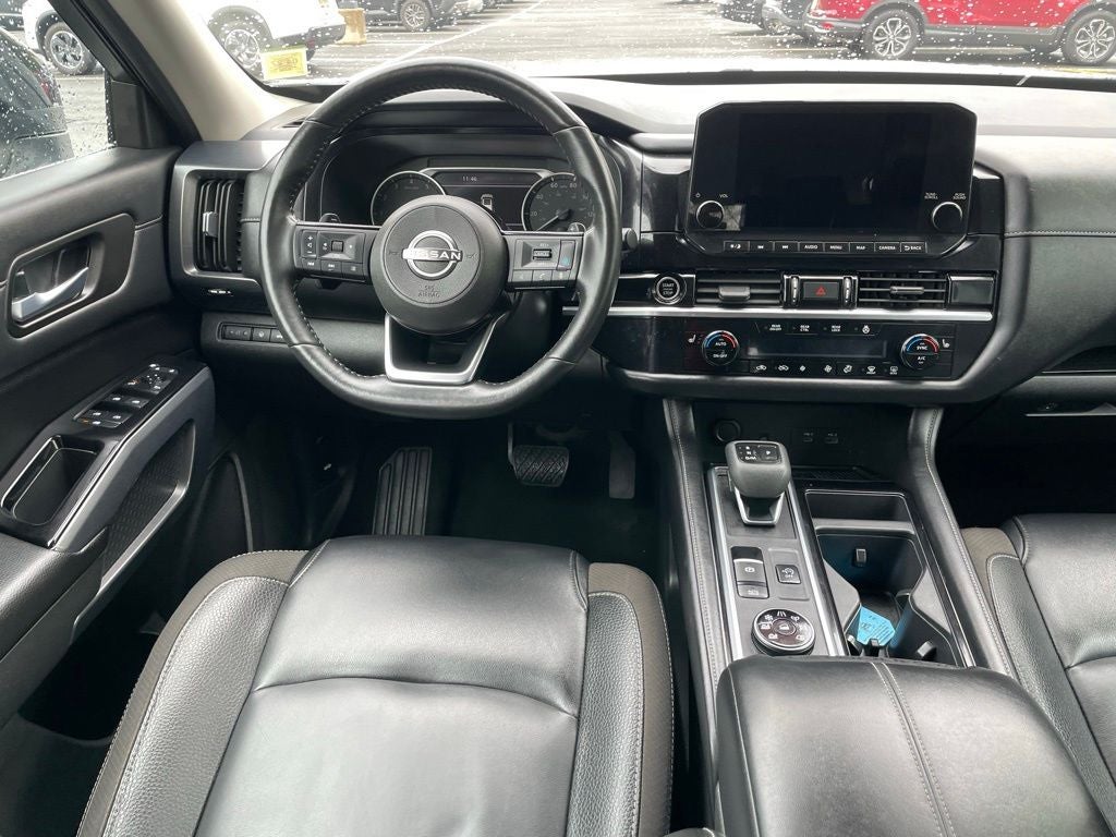 2023 Nissan Pathfinder SL w/Cross Bars
