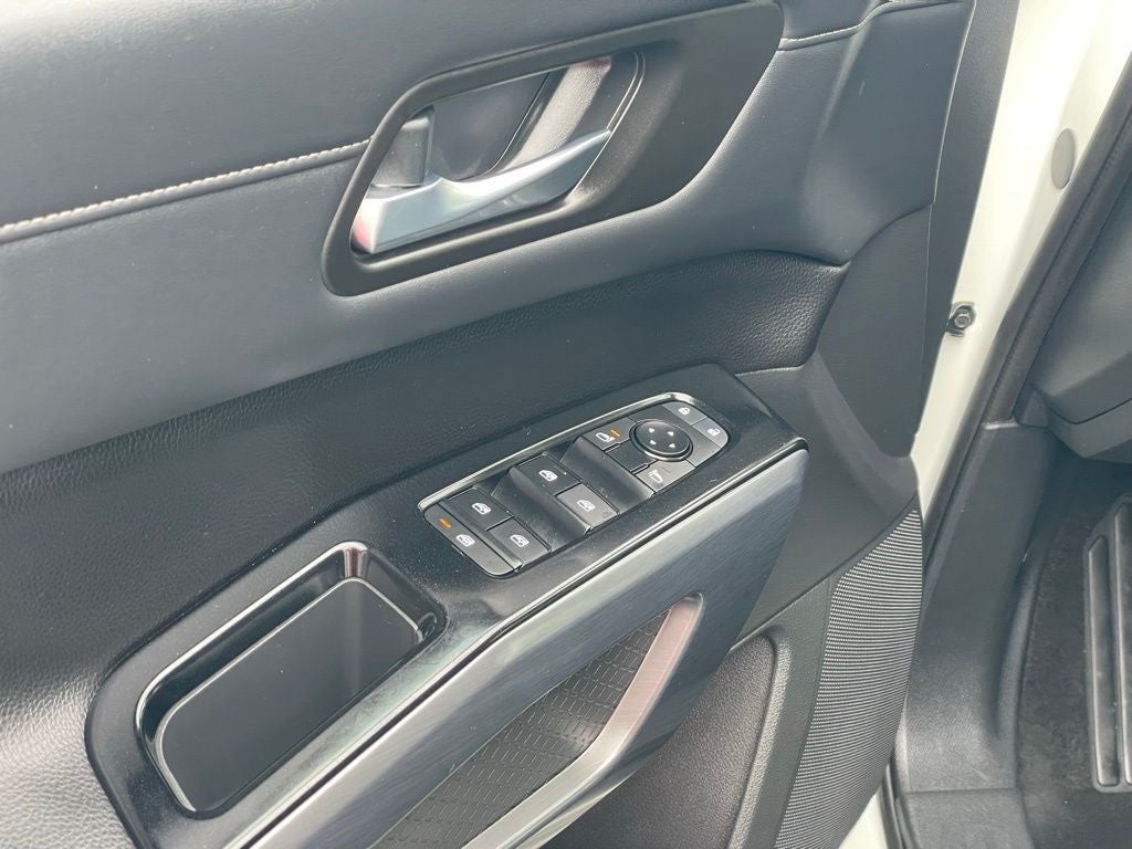 2023 Nissan Pathfinder SL w/Cross Bars