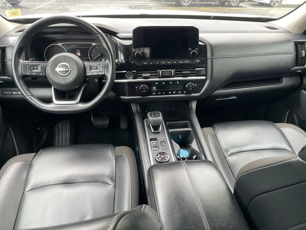 2023 Nissan Pathfinder SL w/Cross Bars