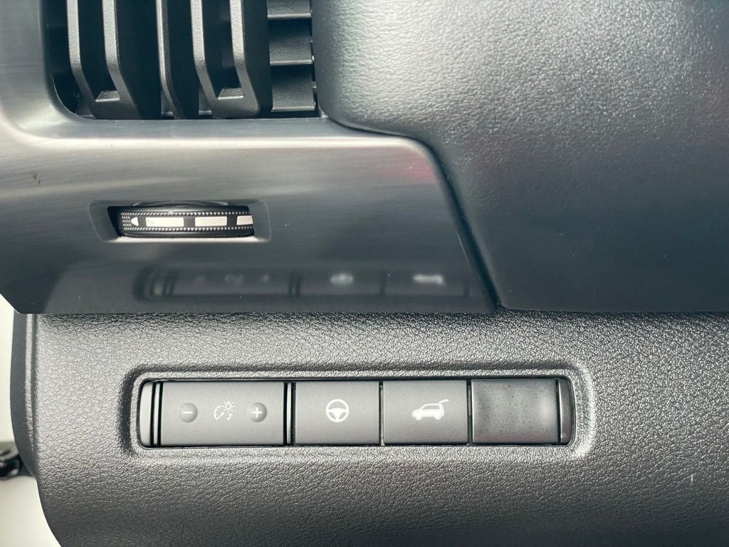 2023 Nissan Pathfinder SL w/Cross Bars