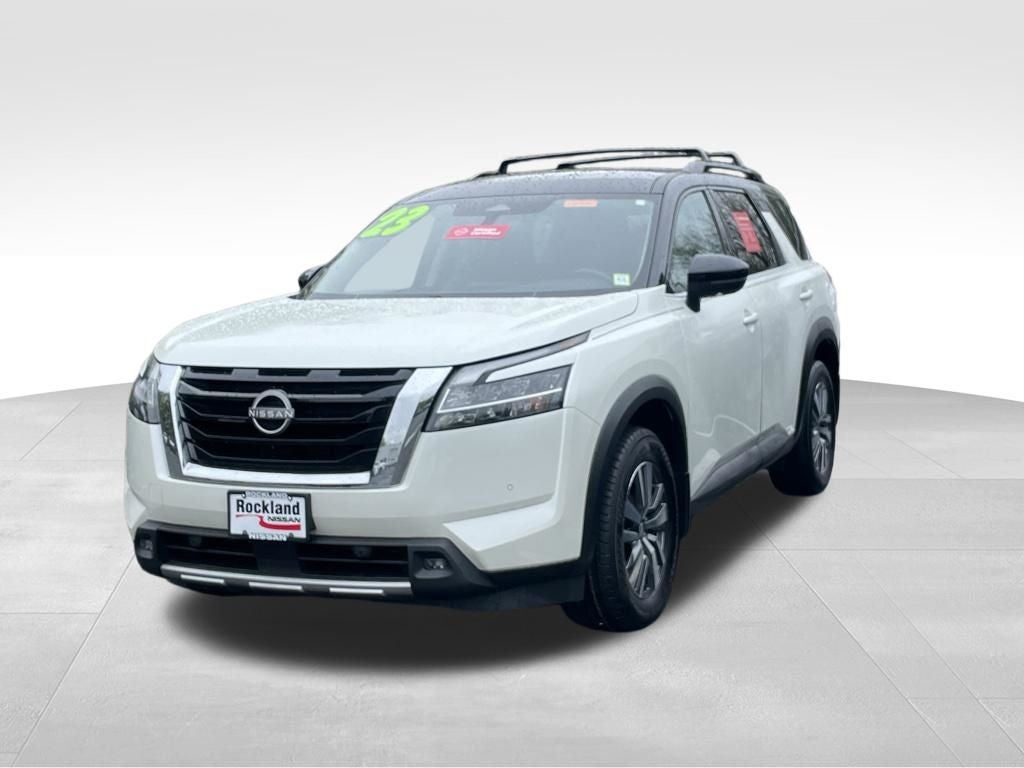 2023 Nissan Pathfinder SL w/Cross Bars