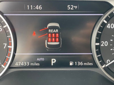 2023 Nissan Pathfinder SL w/Cross Bars
