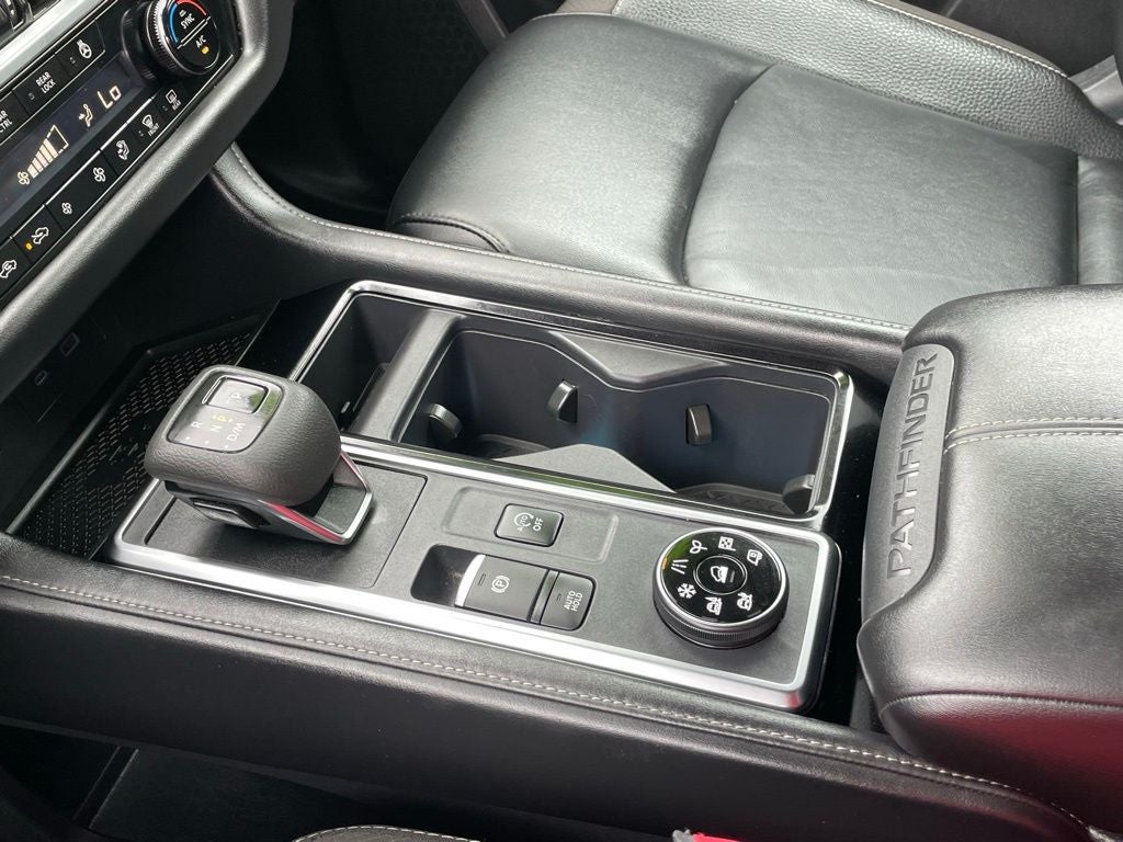 2023 Nissan Pathfinder SL w/Cross Bars
