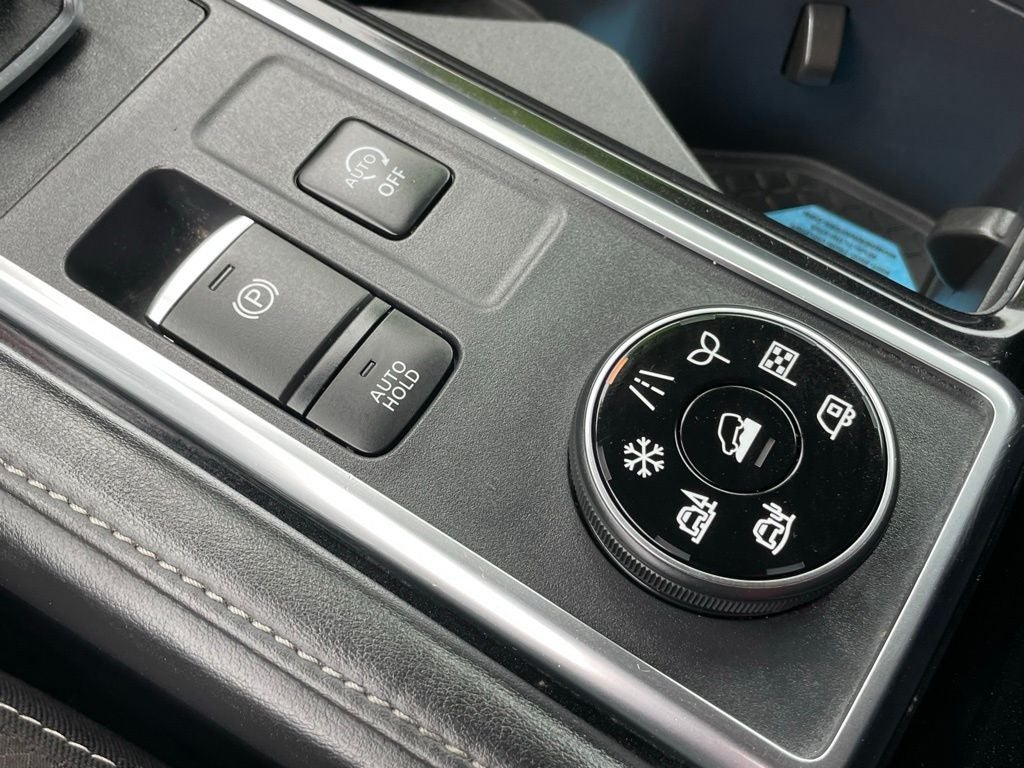 2023 Nissan Pathfinder SL w/Cross Bars