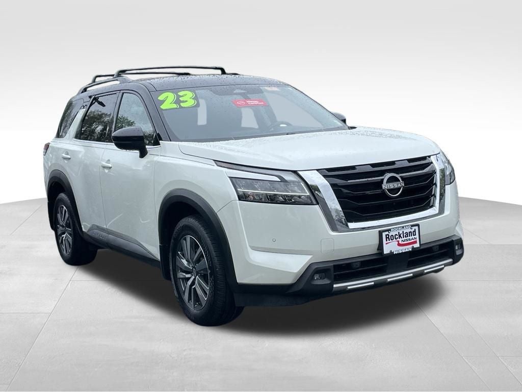 2023 Nissan Pathfinder SL w/Cross Bars