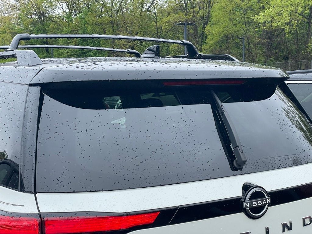 2023 Nissan Pathfinder SL w/Cross Bars