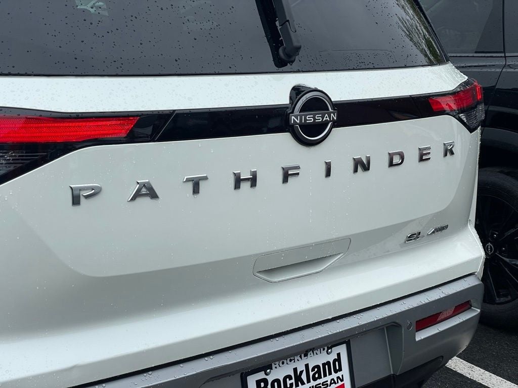 2023 Nissan Pathfinder SL w/Cross Bars