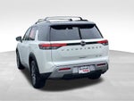 2023 Nissan Pathfinder SL w/Cross Bars