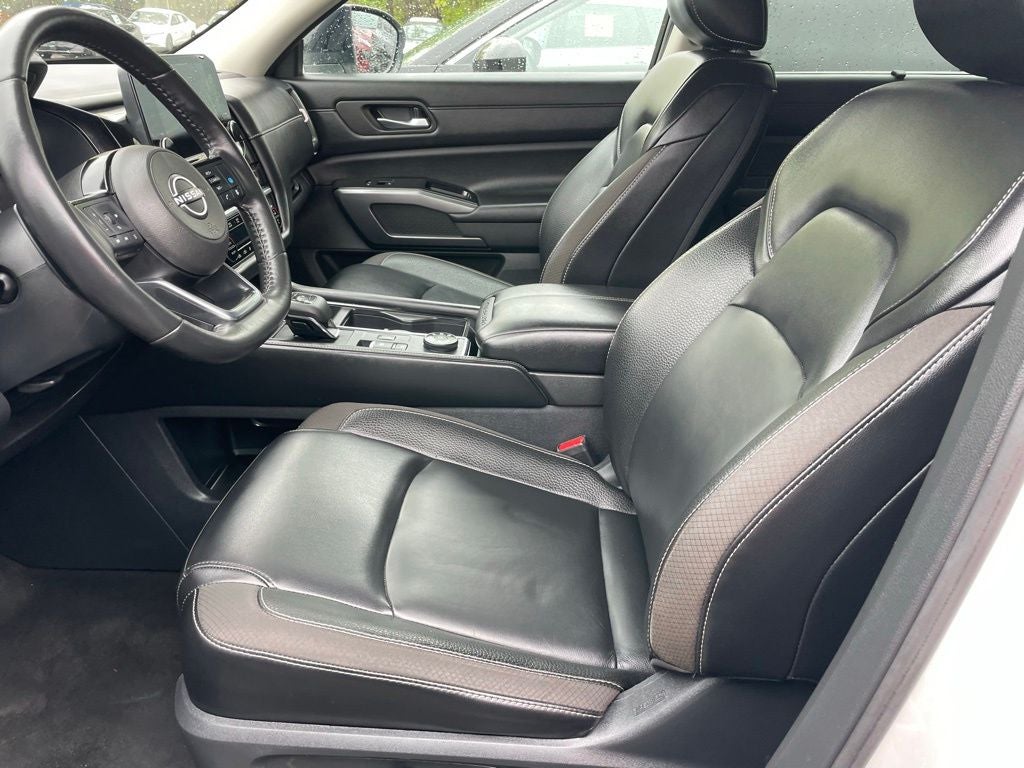 2023 Nissan Pathfinder SL w/Cross Bars