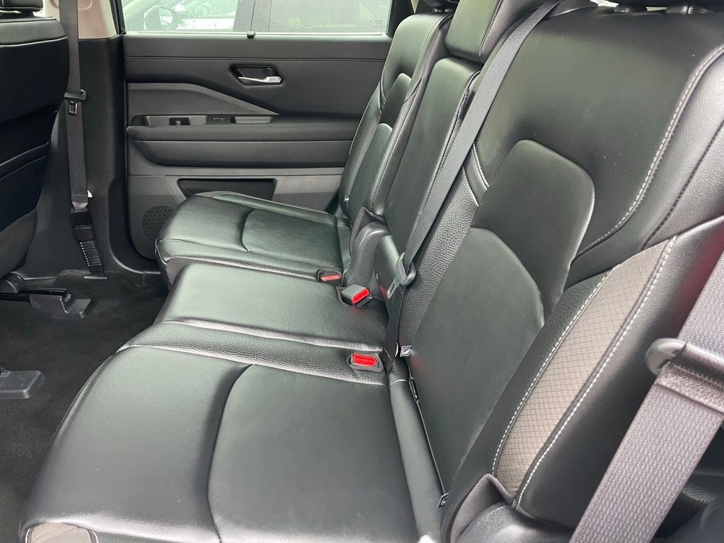 2023 Nissan Pathfinder SL w/Cross Bars