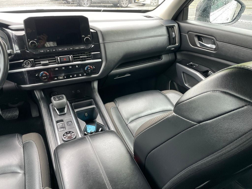 2023 Nissan Pathfinder SL w/Cross Bars