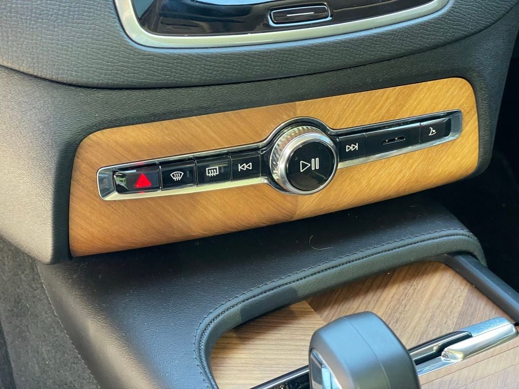 2024 Volvo XC90 B5 Plus