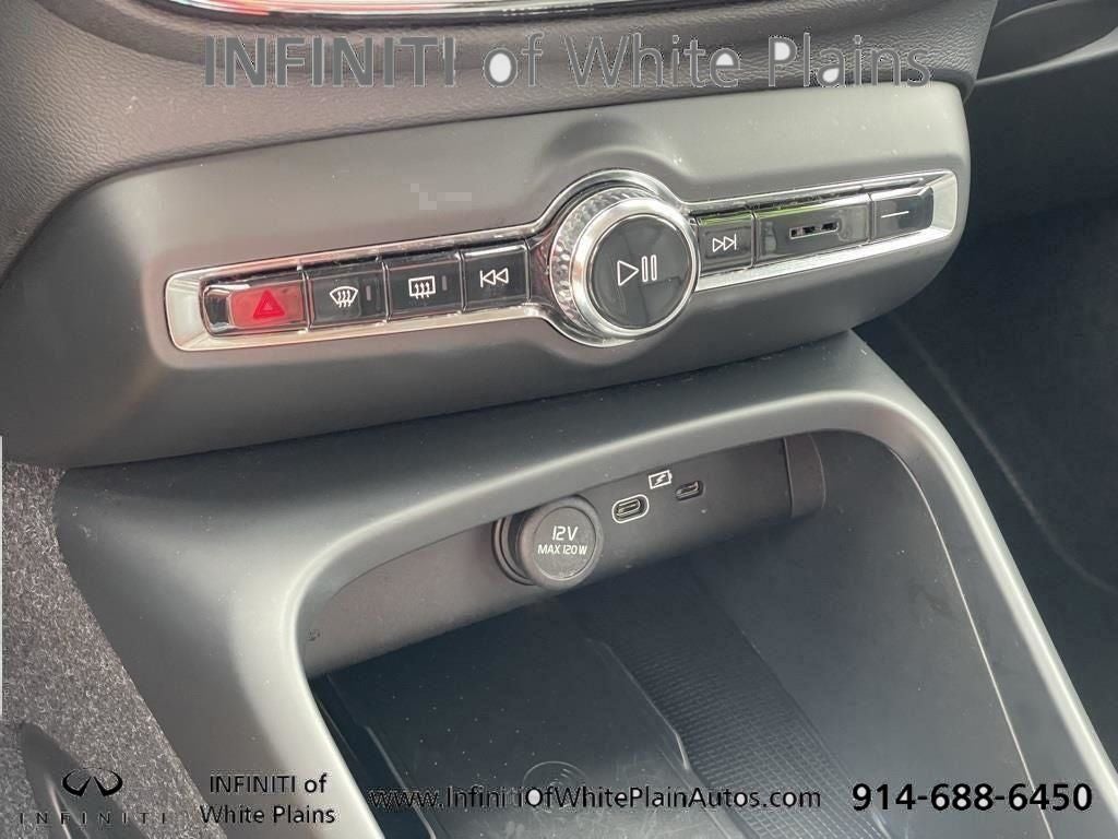2023 Volvo XC40 B5 Plus Bright Theme
