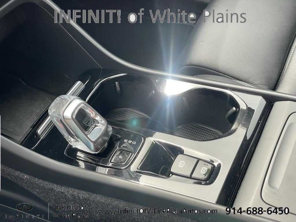 2023 Volvo XC40 B5 Plus Bright Theme