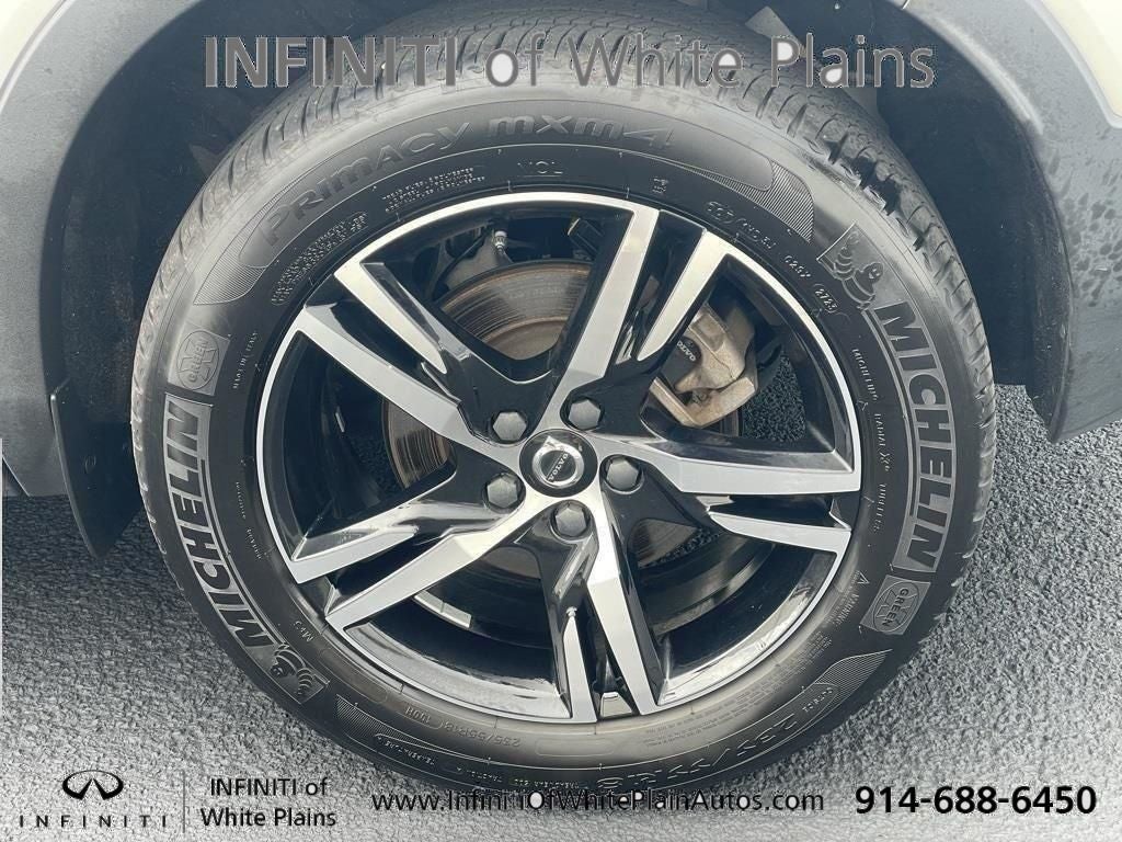 2023 Volvo XC40 B5 Plus Bright Theme