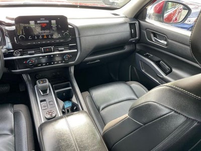 2023 Nissan Pathfinder SL w/Cross Bars