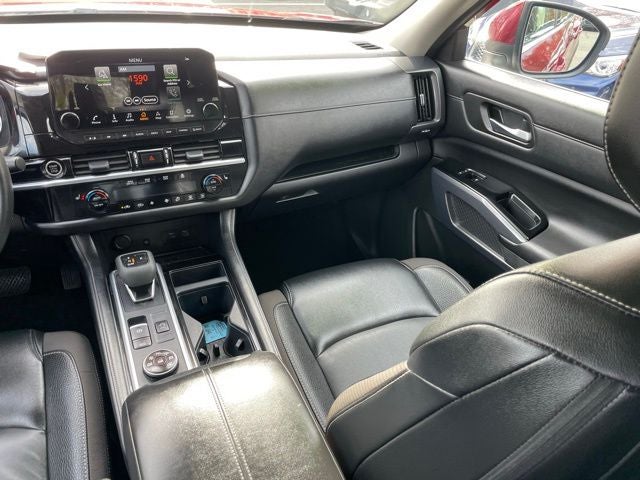 2023 Nissan Pathfinder SL w/Cross Bars