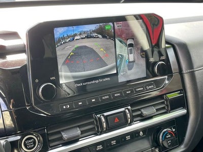 2023 Nissan Pathfinder SL w/Cross Bars