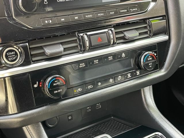 2023 Nissan Pathfinder SL w/Cross Bars