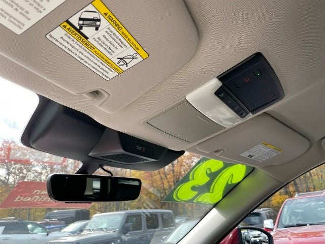 2023 Nissan Pathfinder SL w/Cross Bars