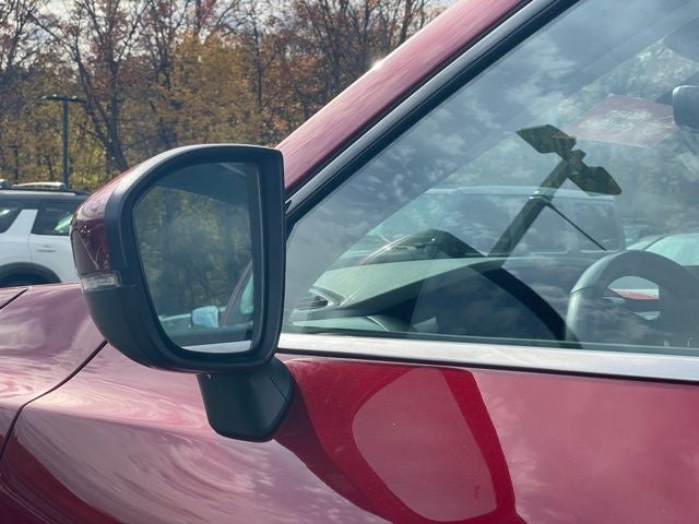 2023 Nissan Pathfinder SL w/Cross Bars