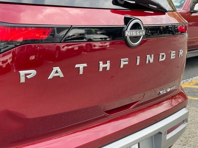 2023 Nissan Pathfinder SL w/Cross Bars