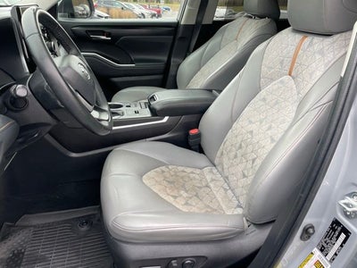 2022 Toyota Highlander Hybrid Bronze Edition