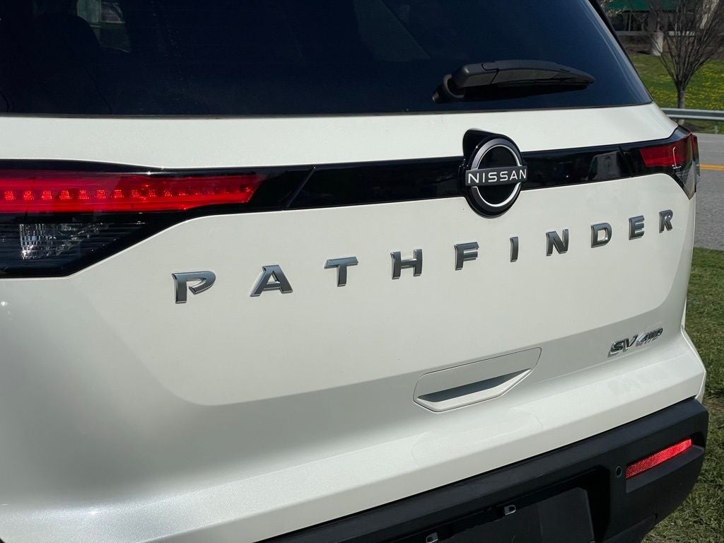 2023 Nissan Pathfinder SV Premium w/Captain Chairs & Crossbars