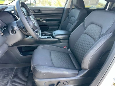 2023 Nissan Pathfinder SV Premium w/Captain Chairs & Crossbars