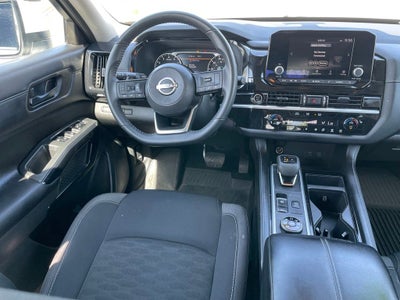2023 Nissan Pathfinder SV Premium w/Captain Chairs & Crossbars