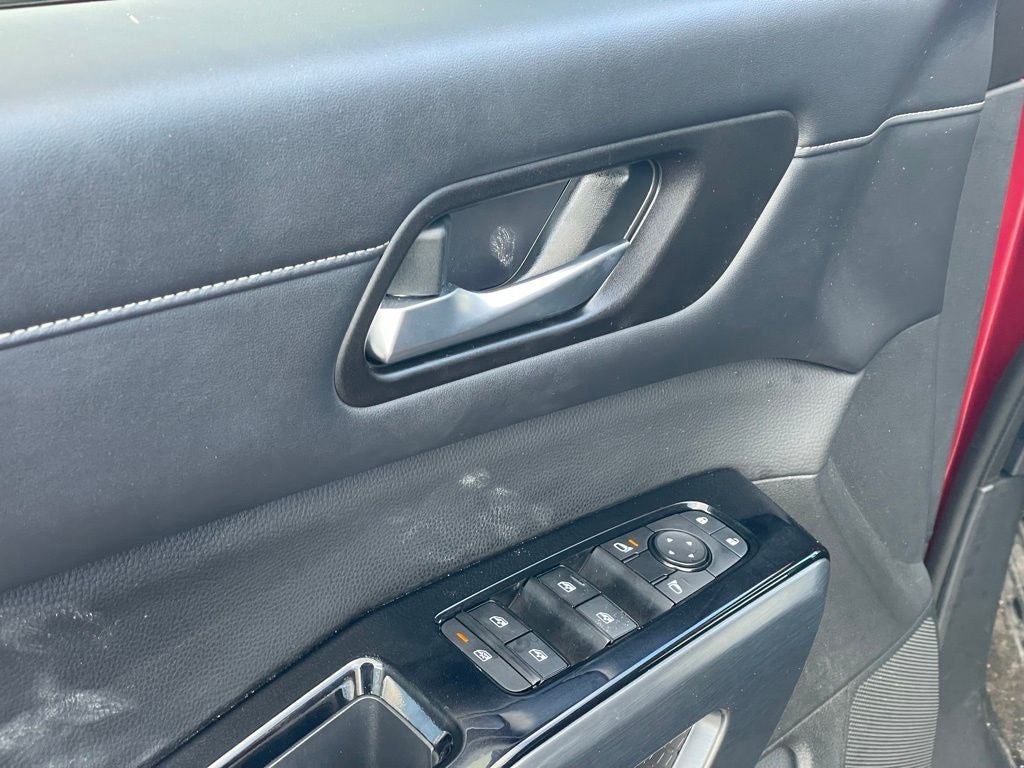 2023 Nissan Pathfinder SL w/Navi & Cross Bars