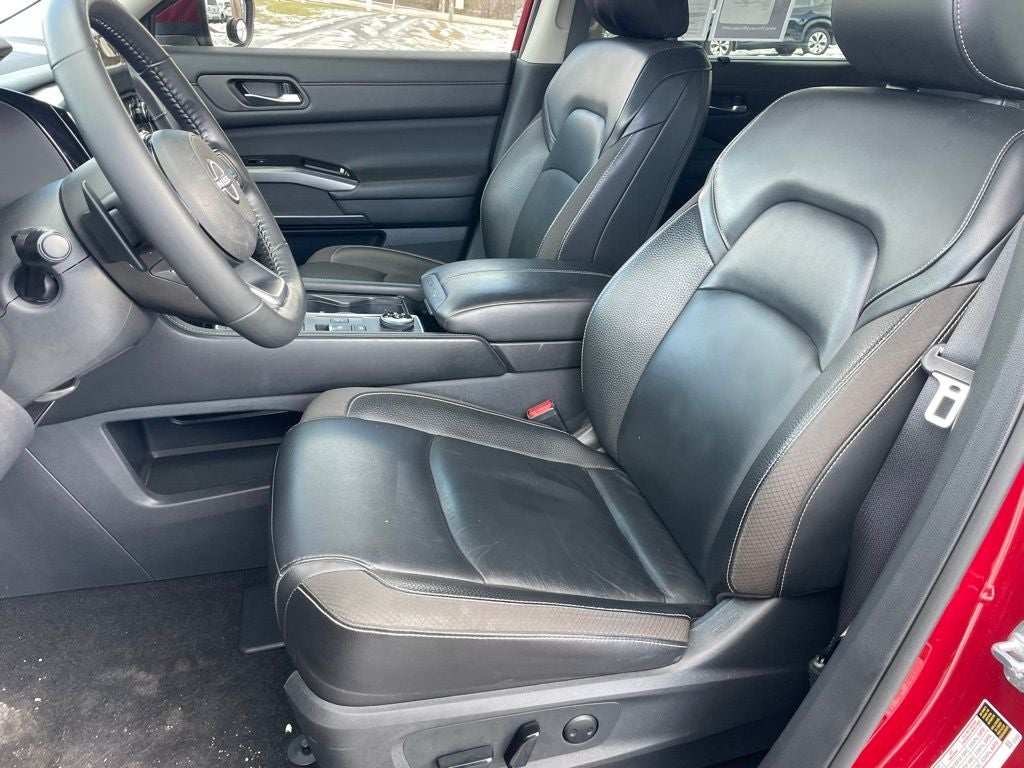 2023 Nissan Pathfinder SL w/Navi & Cross Bars
