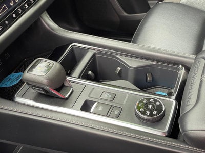 2023 Nissan Pathfinder SL Premium
