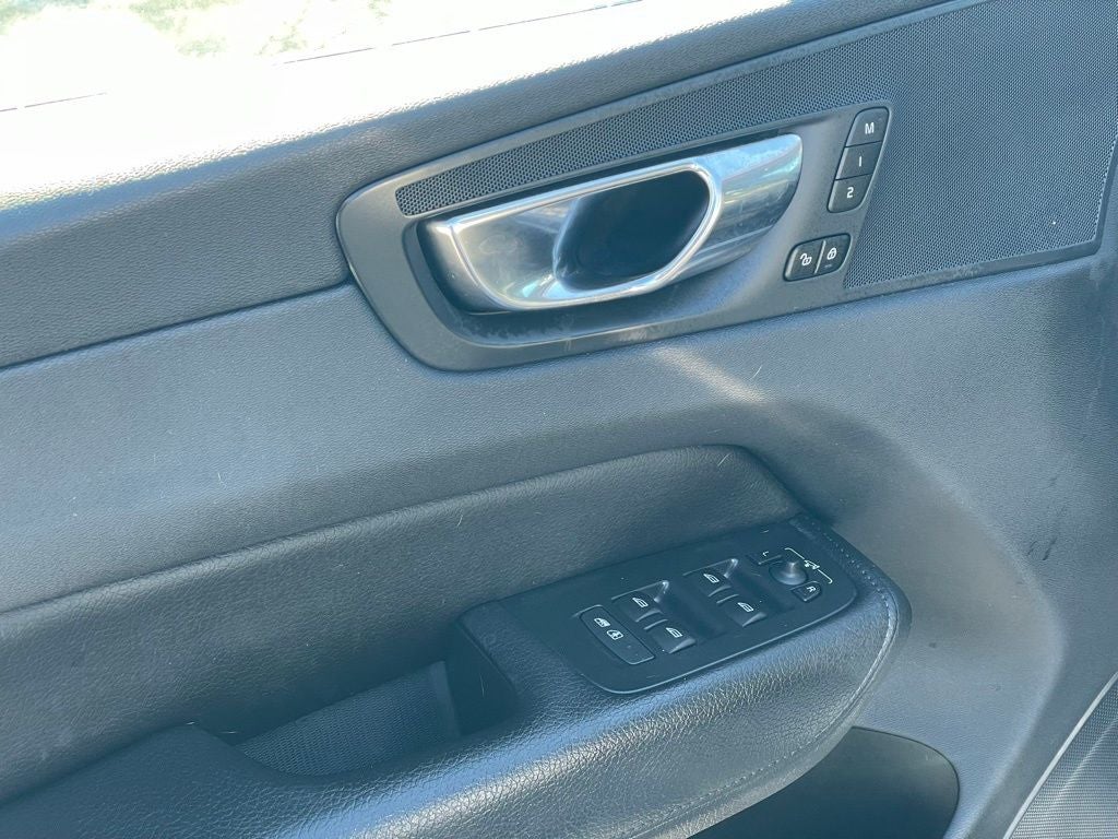 2020 Volvo XC60 T5 Momentum